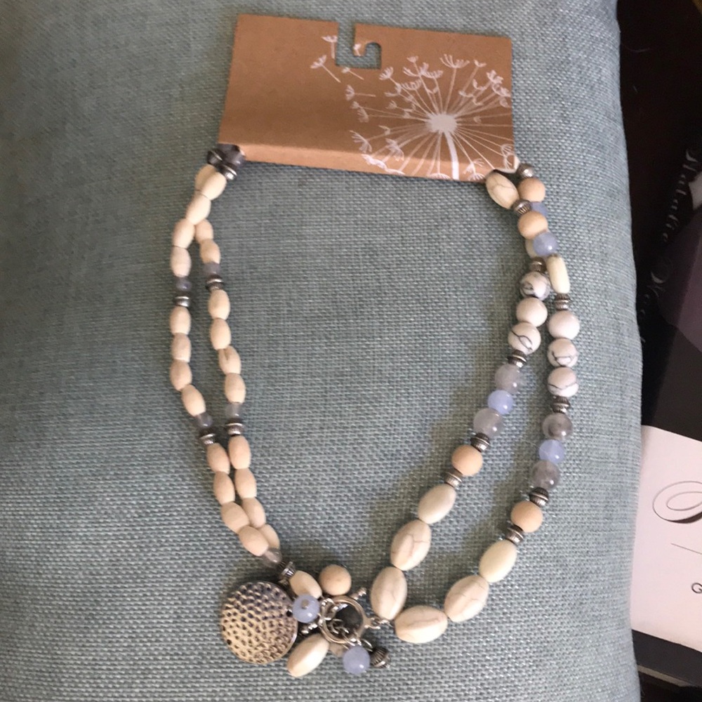 Pretty necklace, ivory & silvertone, NWT